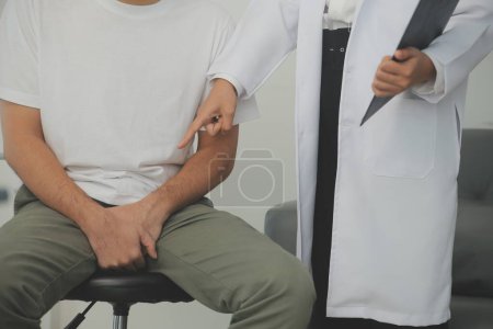 Männerkrankheiten. Mann drückt Hände an die Leiste und leidet unter Schmerzen, Panorama, Schnitt, Studioaufnahme