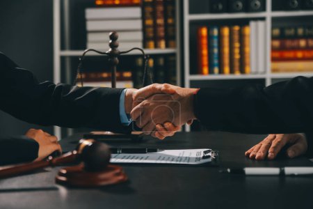 Téléchargez les photos : Homme d'affaires serrant la main pour conclure un accord avec ses avocats partenaires ou avocats discutant d'un accord contractuel - en image libre de droit