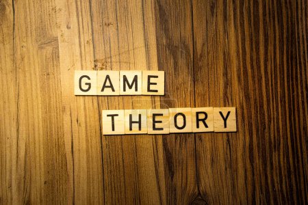 Foto de Concepto de teoría de juegos palabra en letras de madera sobre fondo de madera oscura - Imagen libre de derechos