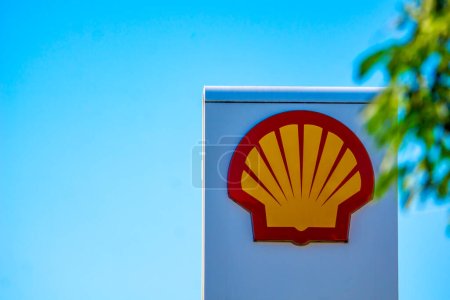 Téléchargez les photos : Wabrzych, Pologne - 08.24.2023 : Signalisation du logo Shell de la station-service pétrolière - en image libre de droit