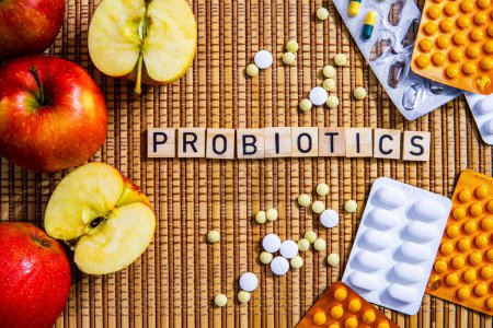 Foto de Probióticos palabra en letras manzanas y medicamentos medicamentos medicina moderna opioides crisis medicación - Imagen libre de derechos
