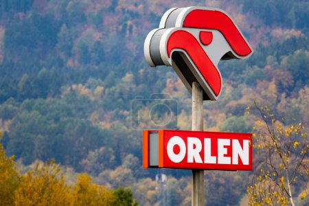Foto de Walbrzych, Polska - 11.02.2023: Orlen S.A., comúnmente conocida como Orlen, es una multinacional polaca de refino de petróleo y minorista de gasolina. - Imagen libre de derechos