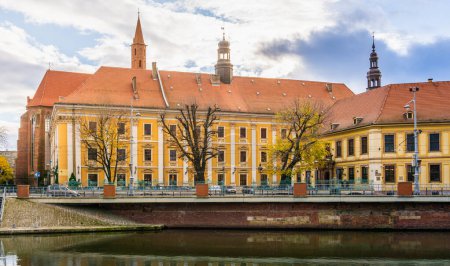 Téléchargez les photos : Wrocaw, Pologne - 16.11.2023 : Faculté de Philologie, Université de Wroclaw près du remblai de la rivière Odra - en image libre de droit