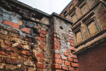Téléchargez les photos : Ancien bâtiment en brique mur cassé - en image libre de droit