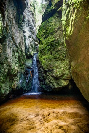 Kleiner Wasserfall in Adrspach Teplice Canyon