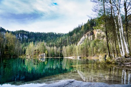 Der von Bäumen und Bergen umgebene See in der Felsformation von Adrpach Teplice