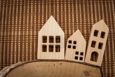 Un racimo de casas de madera colocadas sobre una mesa de madera