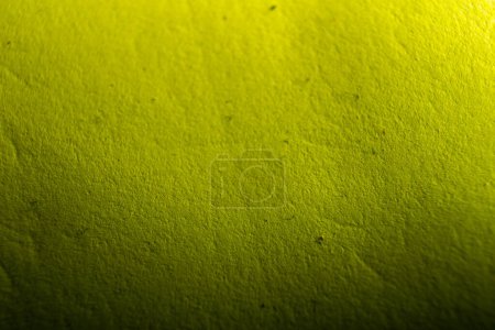 Mur jaune avec des marques de saleté