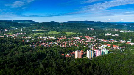 Luftaufnahme der polnischen Stadt Walbrzych, umgeben von Bäumen