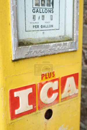 Téléchargez les photos : Wexford, Irlande 15 octobre 2023 : Détail de la pompe à essence à essence à essence Avery-Hardoll. Image de portrait photo de haute qualité - en image libre de droit