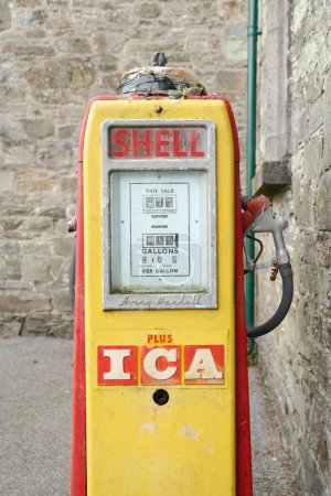 Téléchargez les photos : Wexford, Irlande 15 octobre 2023 : Détail de la pompe à essence à essence à essence Avery-Hardoll. Image de portrait photo de haute qualité - en image libre de droit