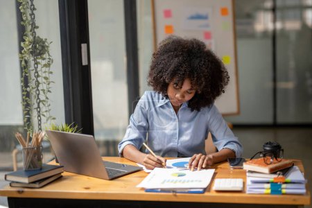 Téléchargez les photos : Femme noire assise devant son travail d'étude, travail de bureau Femme d'affaires assise pensée concept de travail, Écrire un plan - en image libre de droit