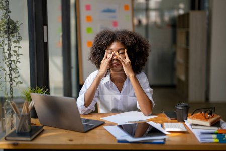 Téléchargez les photos : Femme d'affaires assis au travail stressé, travailler dur Se sentir stressé et étourdi par votre travail - en image libre de droit