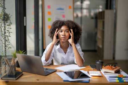 Foto de Mujer de negocios sentado estresado con el trabajo en el escritorio en la oficina, Hubo un problema en el trabajo que se hizo. - Imagen libre de derechos