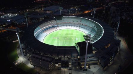 Foto de Melbourne, VIC, Australia - 20-Mar-2021 - Melbourne Cricket Ground (MCG) iluminado por la noche - Imagen libre de derechos