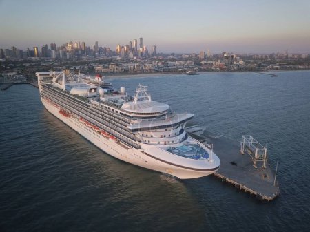 Foto de Melbourne, VIC / Australia - 26 de marzo de 2020: Crucero Golden Princess en cuarentena COVID-19 en Station Pier después de desembarcar a sus pasajeros la semana anterior. La tripulación se quedó a bordo.. - Imagen libre de derechos