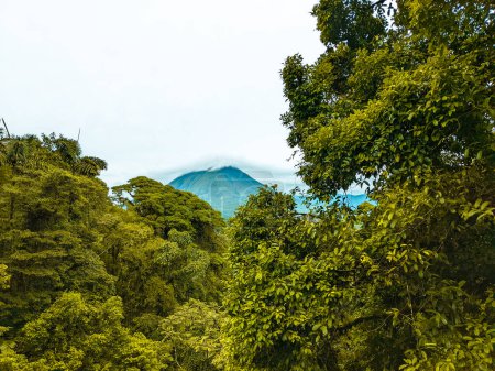 Téléchargez les photos : Volcan Arenal, La Fortuna, Costa Rica.Volcan Arenal avec nuage entourant le sommet à La Fortuna, Costa Rica. Feuillage vert et jungle tropicale. - en image libre de droit
