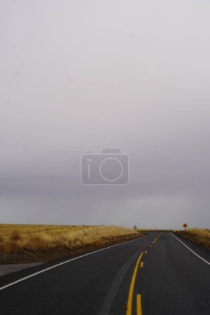 Téléchargez les photos : Route désertique pittoresque, beau fond - en image libre de droit