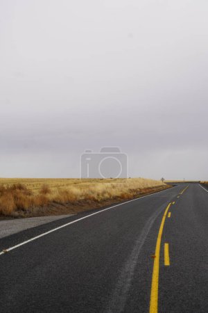 Téléchargez les photos : Route désertique pittoresque, beau fond - en image libre de droit