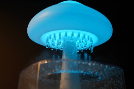 Téléchargez les photos : Humidificateur Raincloud champignon, goutte de pluie, bureau - en image libre de droit