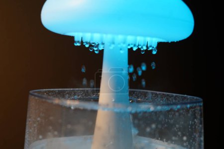 Téléchargez les photos : Humidificateur Raincloud champignon, goutte de pluie, bureau - en image libre de droit