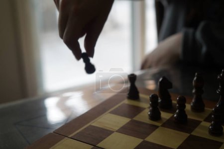 Téléchargez les photos : Personne jouant aux échecs, main jouant aux échecs - en image libre de droit