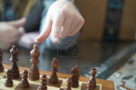 Foto de Persona jugando ajedrez, mano jugando ajedrez - Imagen libre de derechos