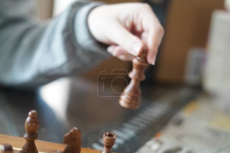 Téléchargez les photos : Personne jouant aux échecs, main jouant aux échecs - en image libre de droit