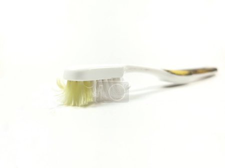 Foto de Cepillo de dientes viejo aislado sobre un fondo blanco - Imagen libre de derechos