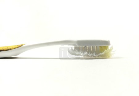 Foto de Cepillo de dientes viejo aislado sobre un fondo blanco - Imagen libre de derechos