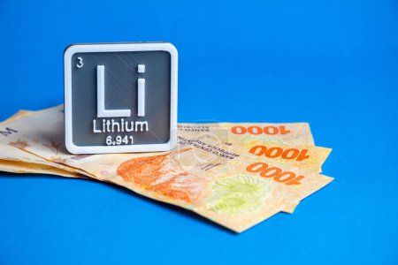 Téléchargez les photos : Mille pesos argentins avec logo lithium. - en image libre de droit