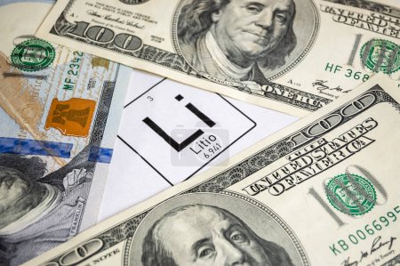 Téléchargez les photos : Symbole lithium entouré de billets de cent dollars. - en image libre de droit
