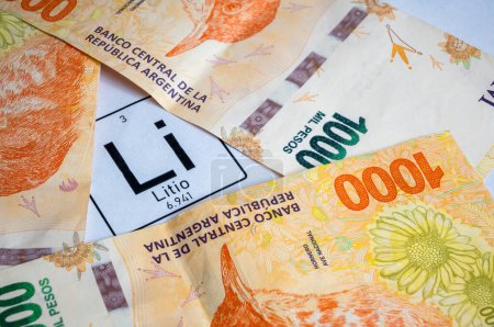 Téléchargez les photos : Symbole de lithium entouré de monnaie argentine. - en image libre de droit