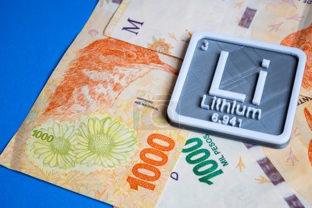 Téléchargez les photos : Concept de valeur du lithium sur les billets argentins de mille pesos. - en image libre de droit