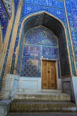 Téléchargez les photos : Bâtiments colorés de la nécropole de Shah-i-Zinda dans la partie nord-est de Samarkand, Ouzbékistan - en image libre de droit