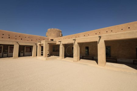 Foto de Vista al Fuerte Al Zubara, histórica fortaleza militar qatarí, en la antigua ciudad de Zubarah, Qatar - Imagen libre de derechos