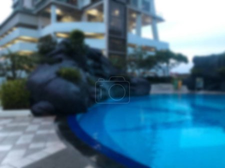 Foto de Yakarta, Indonesia, 1 de enero de 2021 - Foto borrosa de la piscina con el edificio del hotel como fondo.jpg - Imagen libre de derechos