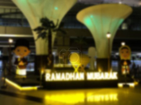 Foto de Yakarta, Indonesia, enero de 2022 - Imagen borrosa Saludos para el mes de ayuno del Ramadán en el vestíbulo del Aeropuerto Soekarno Hatta. - Imagen libre de derechos