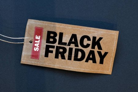 Téléchargez les photos : Black Friday concept de vente. Black Friday Vente texte en vente Tag - en image libre de droit