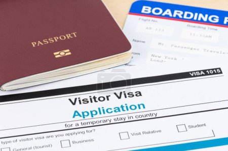Téléchargez les photos : Formulaire de demande de visa avec passeport rouge et carte d'embarquement - en image libre de droit