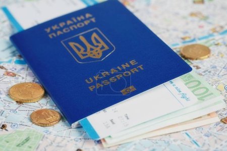 Téléchargez les photos : Ukraine Passeport avec carte d'embarquement et argent - en image libre de droit