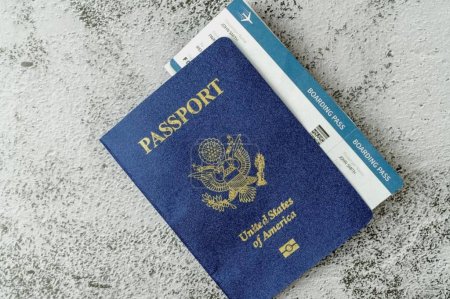 Téléchargez les photos : Passeport américain et carte d'embarquement prêts à voyager - en image libre de droit