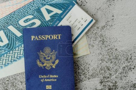 Foto de Pasaporte estadounidense, tarjeta de embarque y visa listos para viajar - Imagen libre de derechos
