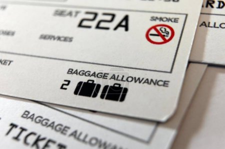 Téléchargez les photos : Carte d'embarquement des billets d'avion, deux bagages autorisés à bord - en image libre de droit