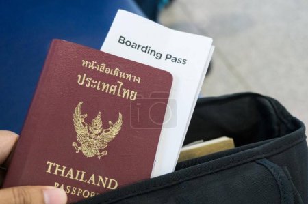 Foto de Pasaporte tailandés con tarjeta de embarque - Imagen libre de derechos