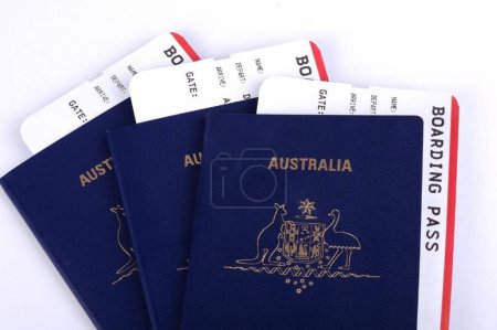 Téléchargez les photos : Trois passeports australiens avec cartes d'embarquement - en image libre de droit