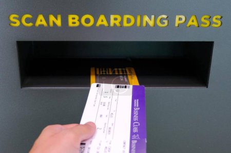 Téléchargez les photos : Sacnning carte d'embarquement dans la machine de balayage automatique - en image libre de droit