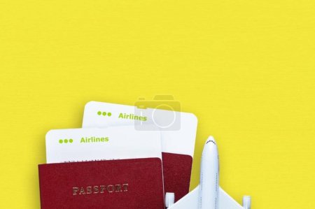 Foto de Pasaportes, tarjetas de embarque y avión de juguete - Imagen libre de derechos