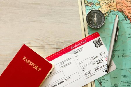 Téléchargez les photos : Planification aventure voyage _ touriste billet d'avion, carte, passeport, carte - en image libre de droit