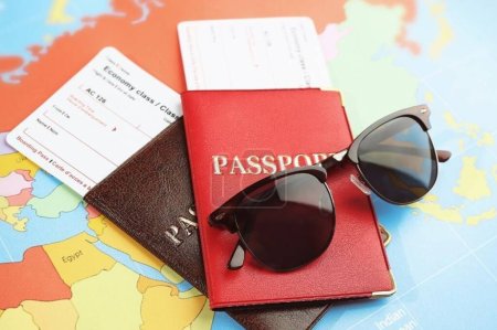Pasaportes y tarjetas de embarque en el mapa del mundo